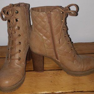 G BY GUESS LACE-UP CHUNKY HEEL TAN BOOTIES